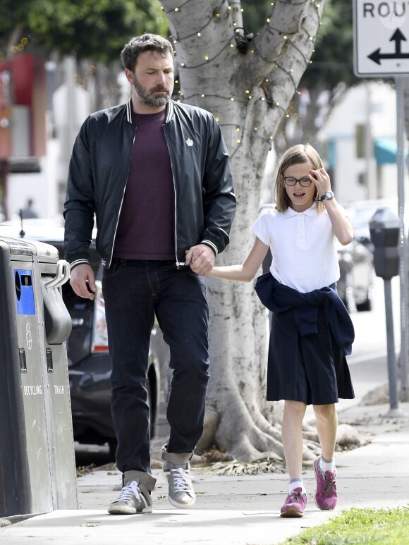 Ben Affleck se balade avec sa fille Violet dans les rues de Los Angeles, le 13 avril 2017