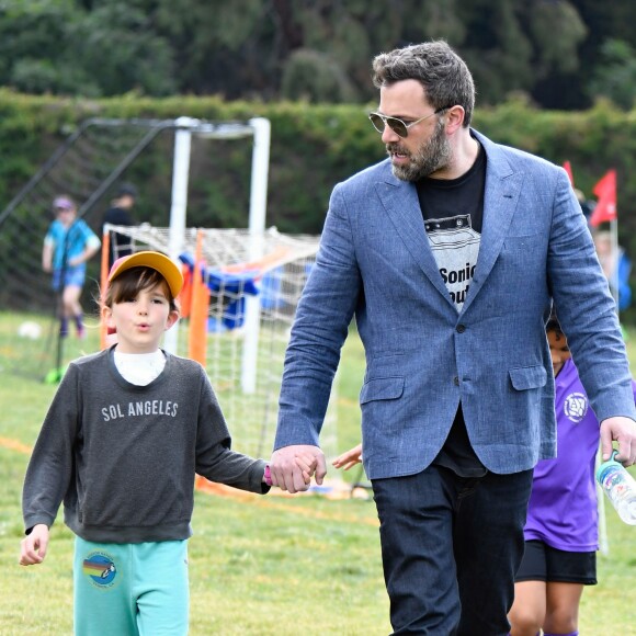Ben Affleck emmène sa fille Seraphina jouer à un match de football dans un parc à Los Angeles, le 8 avril 2017