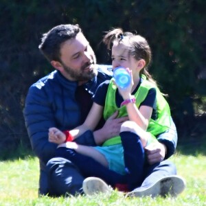 Ben Affleck emmène sa fille Seraphina jouer au football dans un parc à Los Angeles, le 1er avril 2017