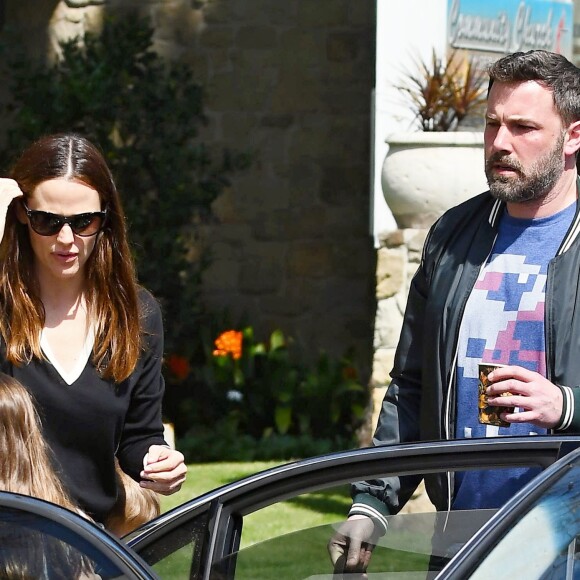 Ben Affleck et Jennifer Garner se baladent en famille avec leurs enfants Violet, Seraphina et Samuel dans les rues de Pacific Palisades le 26 mars 2017