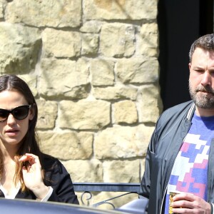 Ben Affleck et Jennifer Garner se baladent en famille avec leurs enfants Violet, Seraphina et Samuel dans les rues de Pacific Palisades le 26 mars 2017