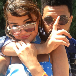 Selena Gomez et The Weeknd, très amoureux, s'affichent fièrement au Coachella Festival le 16 avril 2017