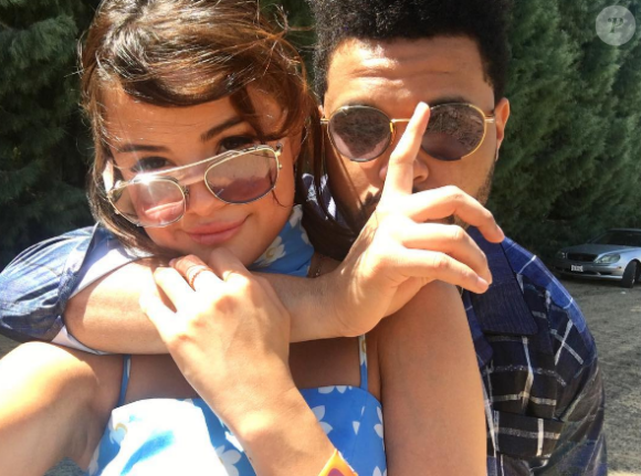 Selena Gomez et The Weeknd, très amoureux, s'affichent fièrement au Coachella Festival le 16 avril 2017