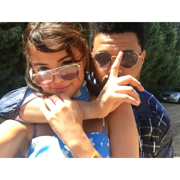 Selena Gomez et The Weeknd, très amoureux, s'affichent fièrement au Coachella Festival le 16 avril 2017