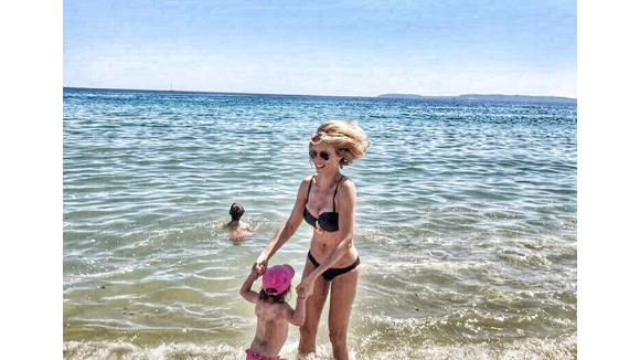 Sylvie Tellier : Divine en bikini, sa fille s'éclate à la mer !