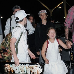 David Beckham et ses enfants Brooklyn, Romeo, Cruz et Harper Beckham à l'aéroport de LAX à Los Angeles, le 17 avril 2017.