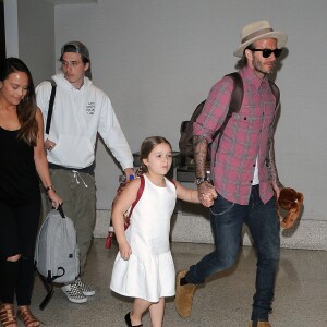 David Beckham et ses enfants Brooklyn, Romeo, Cruz et Harper Beckham à l'aéroport de LAX à Los Angeles, le 17 avril 2017.