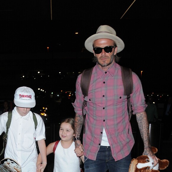 David Beckham et ses enfants Brooklyn, Romeo, Cruz et Harper Beckham à l'aéroport de LAX à Los Angeles, le 17 avril 2017.