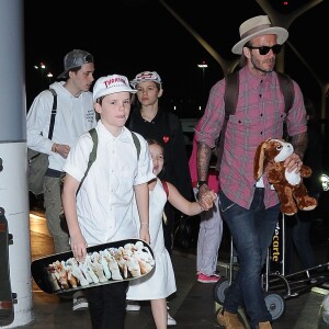 David Beckham et ses enfants Brooklyn, Romeo, Cruz et Harper Beckham à l'aéroport de LAX à Los Angeles, le 17 avril 2017.