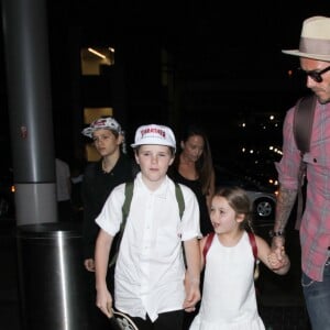 David Beckham et ses enfants Brooklyn, Romeo, Cruz et Harper Beckham à l'aéroport de LAX à Los Angeles, le 17 avril 2017.