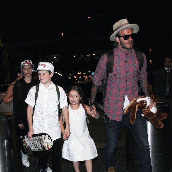 David Beckham et ses enfants Brooklyn, Romeo, Cruz et Harper Beckham à l'aéroport de LAX à Los Angeles, le 17 avril 2017.