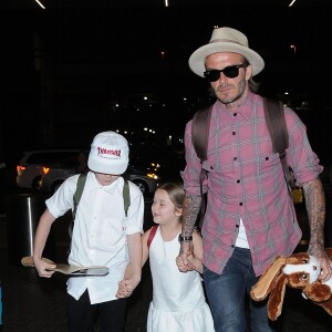 David Beckham et ses enfants Brooklyn, Romeo, Cruz et Harper Beckham à l'aéroport de LAX à Los Angeles, le 17 avril 2017.