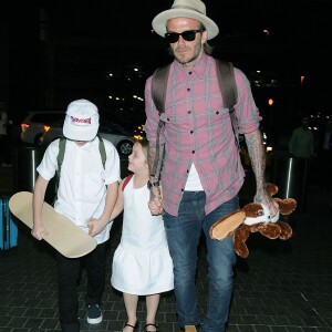 David Beckham et ses enfants Brooklyn, Romeo, Cruz et Harper Beckham à l'aéroport de LAX à Los Angeles, le 17 avril 2017.