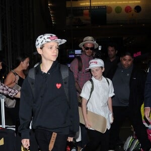 David Beckham et ses enfants Brooklyn, Romeo, Cruz et Harper Beckham à l'aéroport de LAX à Los Angeles, le 17 avril 2017.