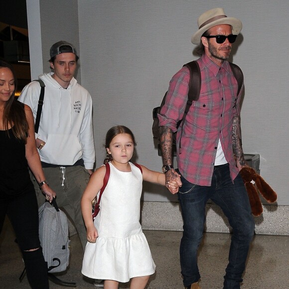 David Beckham et ses enfants Brooklyn, Romeo, Cruz et Harper Beckham à l'aéroport de LAX à Los Angeles, le 17 avril 2017.