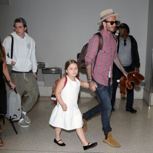 David Beckham et ses enfants Brooklyn, Romeo, Cruz et Harper Beckham à l'aéroport de LAX à Los Angeles, le 17 avril 2017.