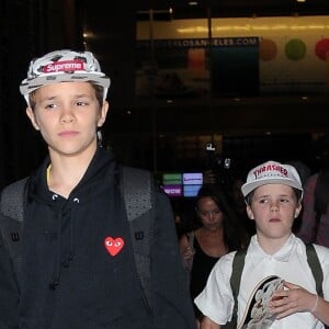 David Beckham et ses enfants Brooklyn, Romeo, Cruz et Harper Beckham à l'aéroport de LAX à Los Angeles, le 17 avril 2017.