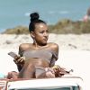 Karrueche Tran profite d'une belle journée ensoleillée avec des amis sur la plage de Miami. Le 15 avril 2017.