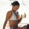 Karrueche Tran profite d'une belle journée ensoleillée avec des amis sur la plage de Miami. Le 15 avril 2017.