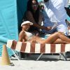 Karrueche Tran profite d'une belle journée ensoleillée avec des amis sur la plage de Miami. Le 15 avril 2017.