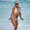 Karrueche Tran profite d'une belle journée ensoleillée avec des amis sur la plage de Miami. Le 15 avril 2017.
