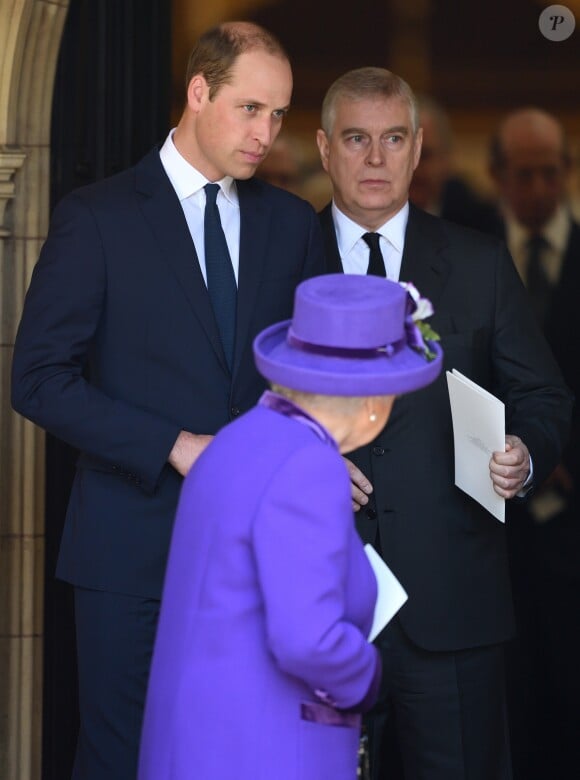 Le prince William et le prince Andrew, duc d'York, à la sortie de la messe de Thanksgiving en la Chapelle de St Margaret de l'Abbaye de Westminster en l'honneur de l'ancien Lord Snowden à Londres, le 7 avril 2017.