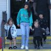 Kourtney Kardashian et Scott Disick sont allés faire du bowling avec leurs enfants Mason, Penelope et Reign à Calabasas le 13 avril 2017.