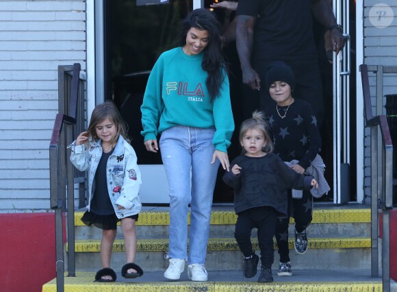 Kourtney Kardashian et Scott Disick sont allés faire du bowling avec leurs enfants Mason, Penelope et Reign à Calabasas le 13 avril 2017.
