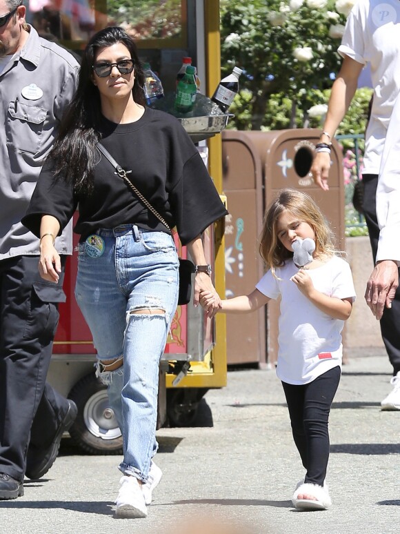 Kourtney Kardashian et Scott Disick passent une journée à Disneyland avec leurs enfants Mason, Penelope et Reign Disick à Anaheim. La petite North West les accompagne le 18 avril 2017.