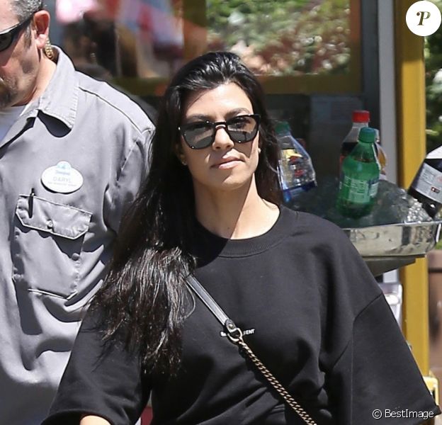 Kourtney Kardashian et Scott Disick passent une journée à Disneyland avec leurs enfants Mason, Penelope et Reign Disick à Anaheim. La petite North West les accompagne le 18 avril 2017.