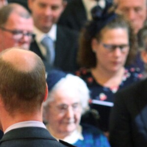 Mr. Matthew Wylie de Washington décoré (MBE) dans l'ordre de l'empire britannique par le prince William lors d'une cérémonie à Buckingham Palace le 19 avril 2017.