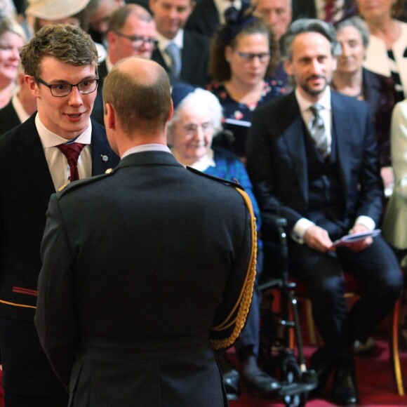 Mr. Matthew Wylie de Washington décoré (MBE) dans l'ordre de l'empire britannique par le prince William lors d'une cérémonie à Buckingham Palace le 19 avril 2017.