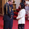Mrs Sylvia Morris décorée (MBE) dans l'ordre de l'empire britannique par le prince William lors d'une cérémonie à Buckingham Palace le 19 avril 2017.