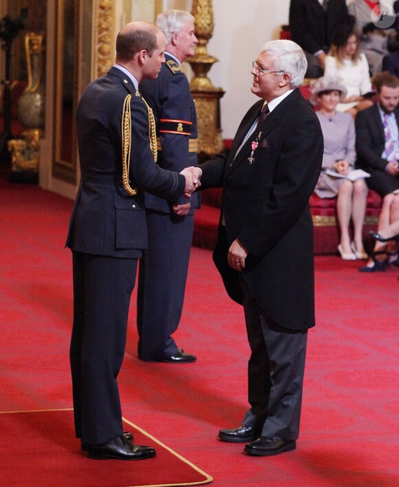 Mr. Kenneth Barrass décoré (MBE) dans l'ordre de l'empire britannique par le prince William lors d'une cérémonie à Buckingham Palace le 19 avril 2017.