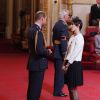 Dr. Helen Livingstone décorée (MBE) dans l'ordre de l'empire britannique par le prince William lors d'une cérémonie à Buckingham Palace le 19 avril 2017.