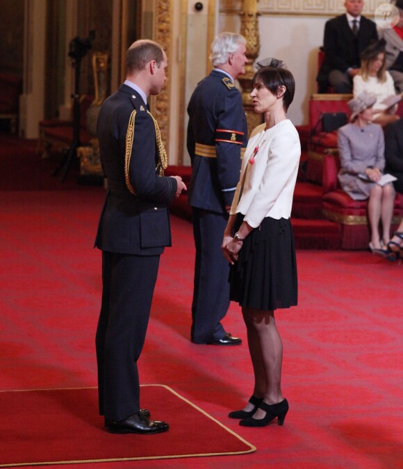 Dr. Helen Livingstone décorée (MBE) dans l'ordre de l'empire britannique par le prince William lors d'une cérémonie à Buckingham Palace le 19 avril 2017.