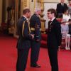 Mr. Matthew Wylie de Washington décoré (MBE) dans l'ordre de l'empire britannique par le prince William lors d'une cérémonie à Buckingham Palace le 19 avril 2017.