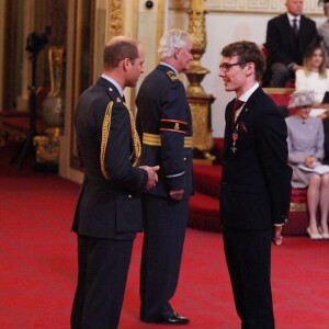 Mr. Matthew Wylie de Washington décoré (MBE) dans l'ordre de l'empire britannique par le prince William lors d'une cérémonie à Buckingham Palace le 19 avril 2017.