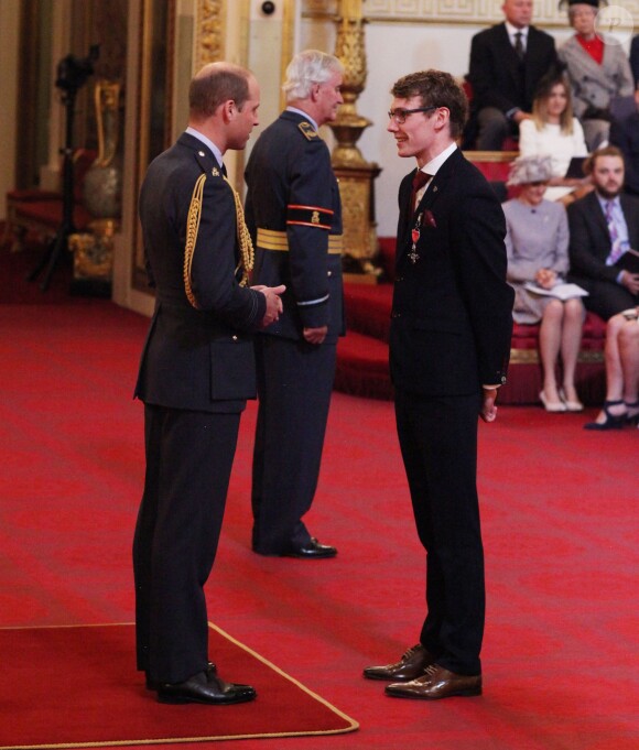 Mr. Matthew Wylie de Washington décoré (MBE) dans l'ordre de l'empire britannique par le prince William lors d'une cérémonie à Buckingham Palace le 19 avril 2017.