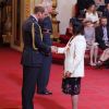 Mrs Sylvia Morris décorée (MBE) dans l'ordre de l'empire britannique par le prince William lors d'une cérémonie à Buckingham Palace le 19 avril 2017.