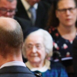 Dr. Helen Livingstone décorée (MBE) dans l'ordre de l'empire britannique par le prince William lors d'une cérémonie à Buckingham Palace le 19 avril 2017.