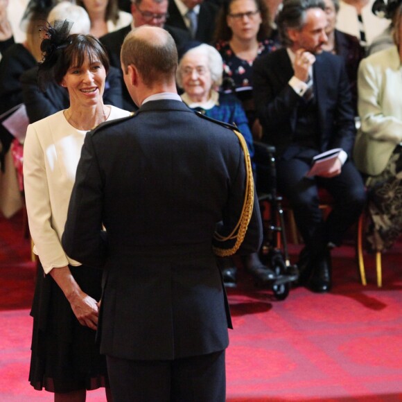 Dr. Helen Livingstone décorée (MBE) dans l'ordre de l'empire britannique par le prince William lors d'une cérémonie à Buckingham Palace le 19 avril 2017.
