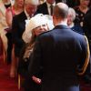 Alison Kervin décorée (OBE) dans l'ordre de l'empire britannique par le prince William lors d'une cérémonie à Buckingham Palace le 19 avril 2017.