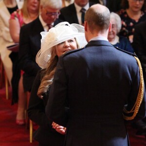 Alison Kervin décorée (OBE) dans l'ordre de l'empire britannique par le prince William lors d'une cérémonie à Buckingham Palace le 19 avril 2017.