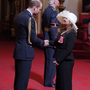 Alison Kervin décorée (OBE) dans l'ordre de l'empire britannique par le prince William lors d'une cérémonie à Buckingham Palace le 19 avril 2017.