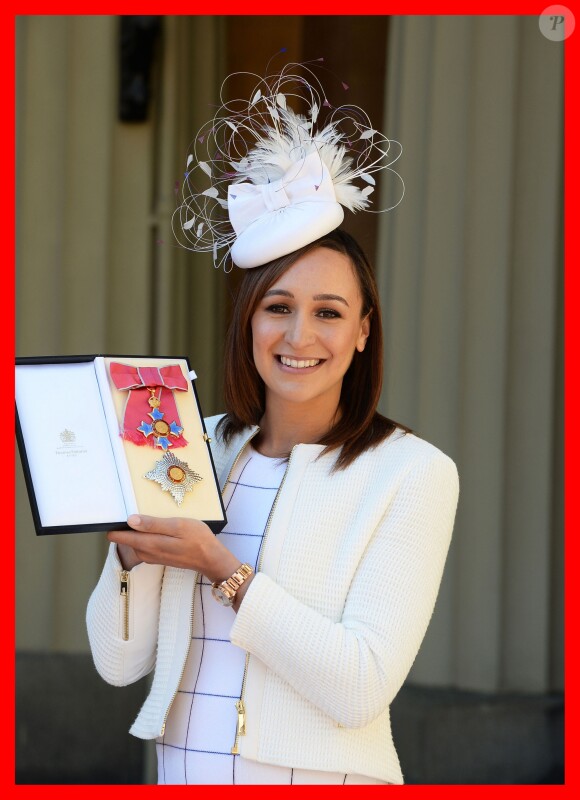 Jessica Ennis-Hill, enceinte, a été décorée (Dame Commandeur) dans l'ordre de l'empire britannique par le prince William lors d'une cérémonie à Buckingham Palace le 19 avril 2017.