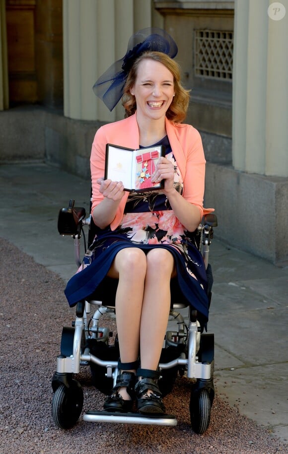 Sophie Christiansen décorée (CBE) dans l'ordre de l'empire britannique par le prince William lors d'une cérémonie à Buckingham Palace le 19 avril 2017.