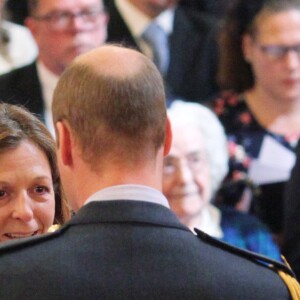 Joanna Worsley, veuve du lieutenant colonel Henry Worsley, a reçu en son nom la Polar Medal des mains du prince William lors d'une cérémonie à Buckingham Palace le 19 avril 2017.