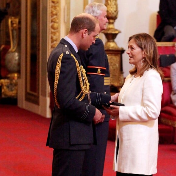 Joanna Worsley, veuve du lieutenant colonel Henry Worsley, a reçu en son nom la Polar Medal des mains du prince William lors d'une cérémonie à Buckingham Palace le 19 avril 2017.