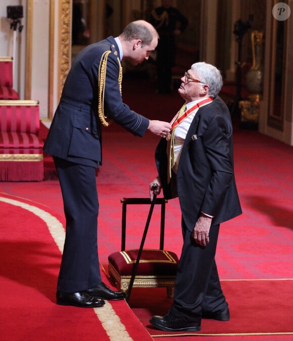 Sir Jeffrey Tate est anobli dans l'ordre de l'empire britannique par le prince William lors d'une cérémonie à Buckingham Palace le 19 avril 2017.